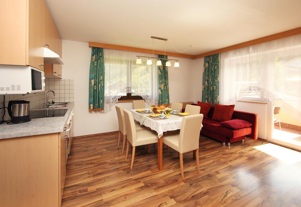 Landhaus Weiss Apartamento Maishofen Habitación foto