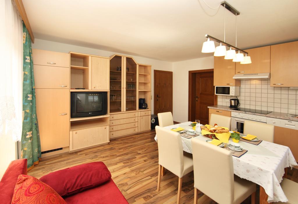 Landhaus Weiss Apartamento Maishofen Habitación foto