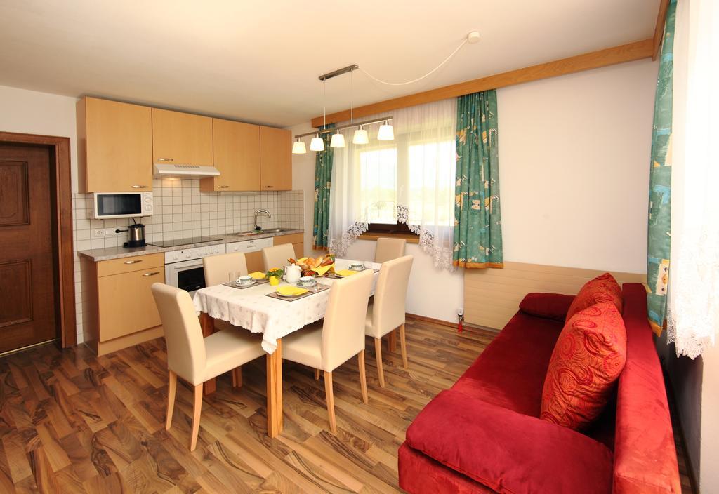 Landhaus Weiss Apartamento Maishofen Habitación foto