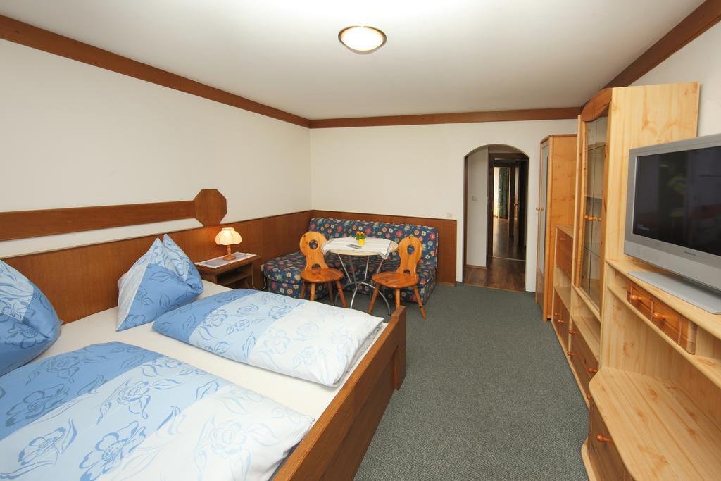Landhaus Weiss Apartamento Maishofen Habitación foto